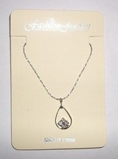 COLLIER AVEC PENDENTIF STRASS