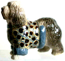 KLIMA Miniature en porcelaine - CHIEN BOBTAIL DEBOUT AVEC UN MANTEAU BLEU DOG