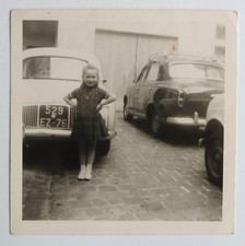 Fille enfant pose devant voiture - Photo vintage snapshot
