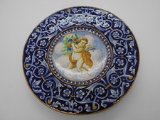 1308 ) SUPERBE ASSIETTE ANGELOT EN FAIENCE GOUT MAJOLIQUE URBINO ITALIE