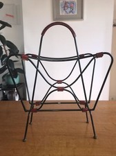 Porte-revue Vintage En Cuir  Surpiqué Rouge Et Metal Noir 1950