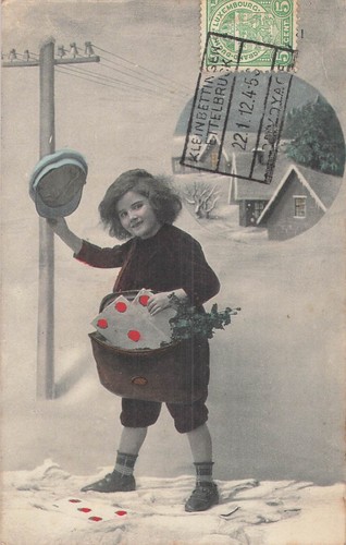 Petite fille facteur salue - petite,