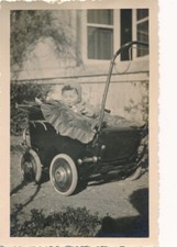 snapshot silver argentique bébé dans une poussette landau voiture enfant baby
