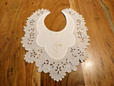 Linge ancien Bavoir en coton  broderies et nom brodé MARTHE