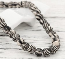 PERLES BOIS : 50 rondes marbrées blanc/noires 6mm (11)