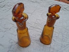 lot 2 anciens flacons  pharmacie avec bouchon et bec verseur verre ambré