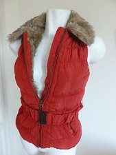 BLOUSON CHIPIE DOUDOUNE CEINTUREE SANS MANCHE ROUGE CARMIN  TAILLE XS ETAT NEUF