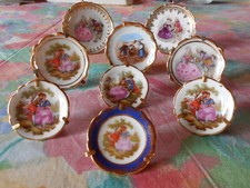 9 Mini Assiettes de Vitrine en Porcelaine avec support Divers Décors + 1