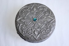 Boite en tôle et étain repoussé Art Déco, lys et verroterie