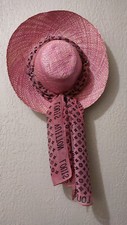 chapeau paille décoration murale rose perles foulard