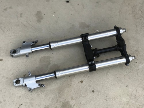 Une fourche avant suspension - fourche,