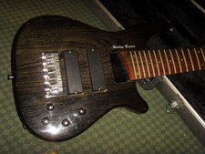 Ancienne Basse 6 cordes Harley Benton noire aspect bois veines vintage