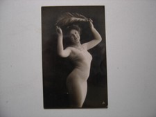 CPA Jeune Femme avec plume et robe moulante transparente