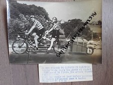 PHOTO DE PRESSE ORIGIN.1955 PARIS CONGÉS  PAYÉS DÉPART EN VÉLO FAMILLE EN TANDEM