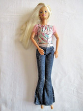 BARBIE en JEAN PATTE D'EPH et BOUCLES D'OREILLES - BRAS ARTICULES (76-36)