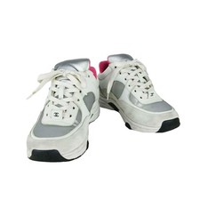 CHANEL Sneakers à lacets