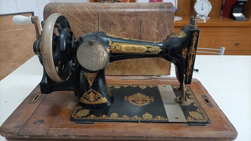Antique machine coudre - a,