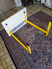 1 bureau d'écolier en acier et plateau en bois melaminé