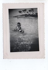 B542 Photo Originale vintage snapshot: Enfant avec son chien + masque de plongée