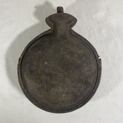 Ancienne gourde cuir rigide - ancienne,