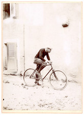 Monsieur faisant du vélo