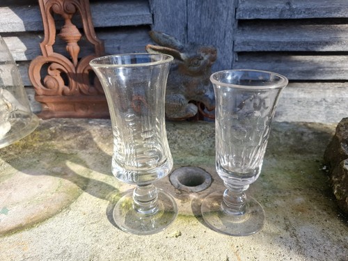 Anciens verres pied de - 2, à