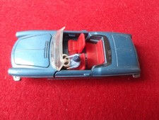 DINKY TOYS " PEUGEOT 404 PININFARINA "  Meccano / made in france avec pilote