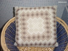 Coussin brode main  beige