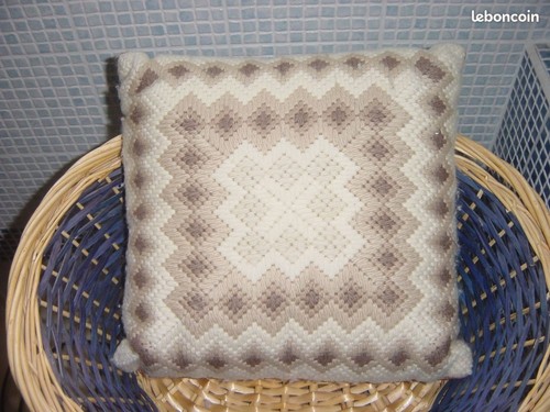 Coussin brode main - , beige