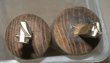 Caractère de dorure, 2 chiffres 4 de taille différente, chiffre sur manche