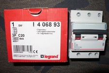 DISJONCTEUR TRIPHASE 20A