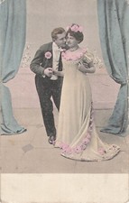 CP ENTRE RIDEAUX HOMME EMBRASSANT FEMME ROSES CHEVEUX ROBE TRAINE - 40635