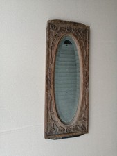 UN MIROIR OVALE AVEC