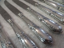 12 couteaux table métal argenté st LXVI attributs musicaux SFAM non signé 26,1cm