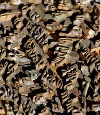 Lot de caractères à dorer police matériel de reliure dorure cuir bronze laiton ~