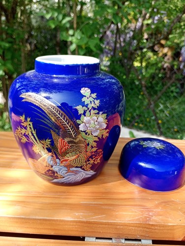 Petite potiche bleue - , couverte