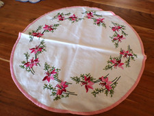 Linge ancien  1 Napperon lin blanc brodé de fleurs  roses