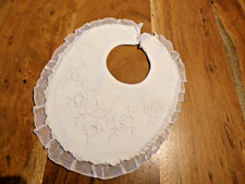 Linge ancien Bavoir en  coton blanc brodé et tulle