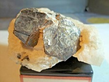 MINÉRAUX.  MICA ( PHLOGOPITE ) sur CALCITE. MADAGASCAR. Lithothérapie, Géologie 