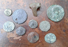 Monnaies romaines lot de 9 pièces + fragment de fibule à déterminer