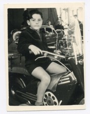 Snapshot Photo originale vintage Fête foraine manège garçon moto  - SA513