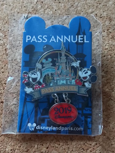 Pin trading pass annuel - pin's,