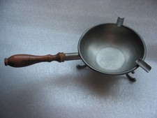 Cendrier sur pieds en etain avec manche en bois