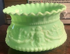 Verrerie de Vierzon opaline vert amande jardinière XIXe décor aux Bacchus