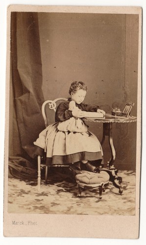 Fillette avec poupée - fillette,