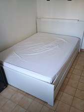 Lit double avec sommier à lattes, tiroirs de rangement des deux côtés et matelas