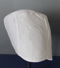 Lot 2 Anciens Bonnets en coton fin blanc fait main pour bébé poupée fin 19è N256
