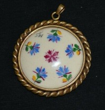 Médaillon Porcelaine signé