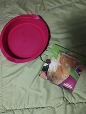 GRAND MOULE A MANQUER TUPPERWARE ROND ET LIVRE DES RECETTES TOUTE EN SOUPLESSE