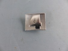 RENAULT 4 sigle emblème logo insigne monogramme hayon coffre en aluminium